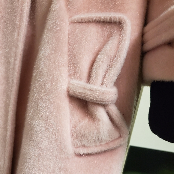 Pink trench coat with large button details - Picture 4 of 6
